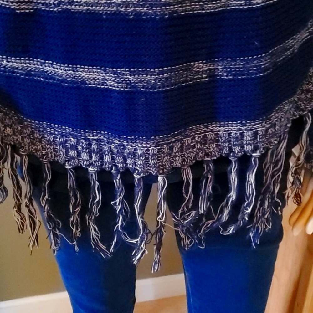 Hooded sweater with fringes, so cute & original!